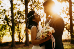 photo de couple au chateau de saulnat près de clermont-ferrand par un photographe professionnel à la golden hour