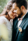 Photographie d'un couple de mariés en toute simplicité dans la nature.