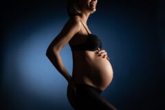mise en valeur du ventre d'une femme enceinte issue d'un shooting grossesse en studio à clermont-fd