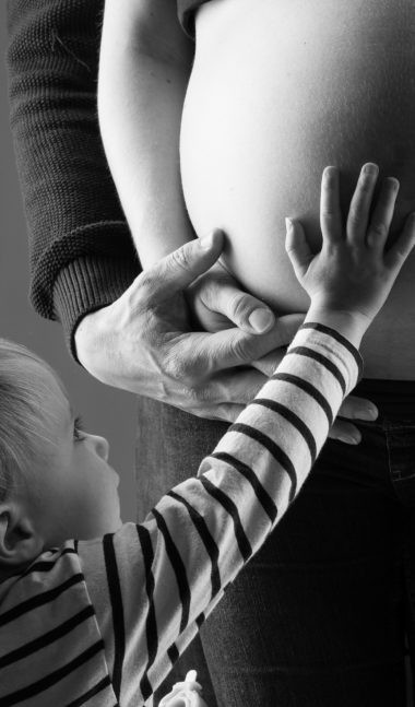 seance photo à clermont ferrand en studio chez un photographe professionnel de grossesse avec une petite fille