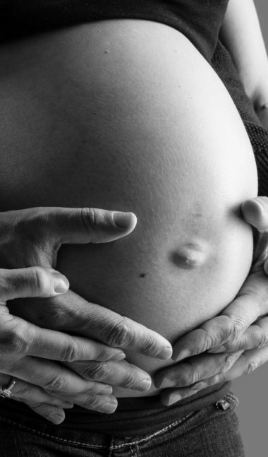 ventre de femme enceinte seance en studio par un photographe professionnel de clermont ferrand