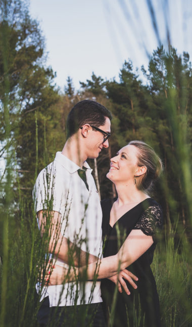 shooting couple dans la nature en auvergne par un photographe professionnel