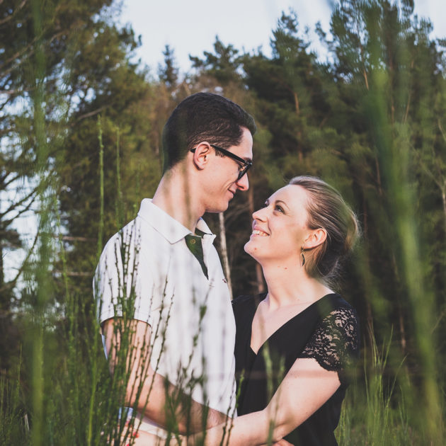 shooting couple dans la nature en auvergne par un photographe professionnel