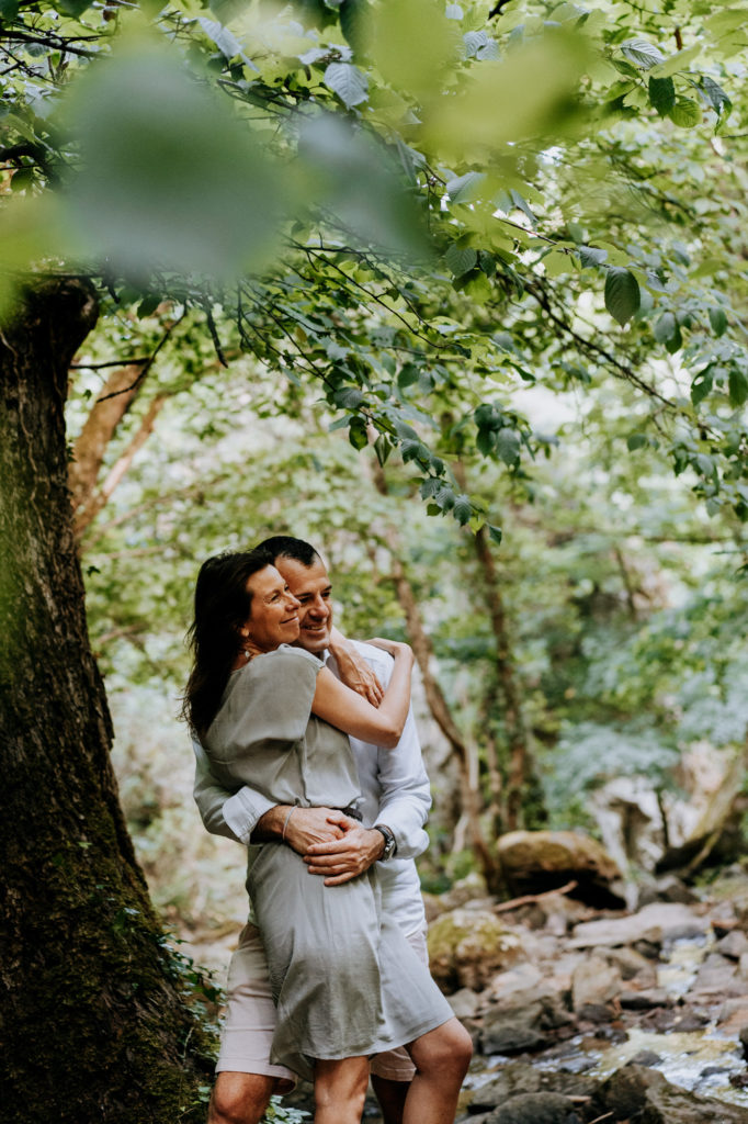 seance photo de couple dans la nature pres d'une riviere aux alentours de clermont ferrand par un photographe professionnel