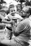 photo d'un papa avec son fils dans un parc à clermont ferrand par un photogrpahe professionnel