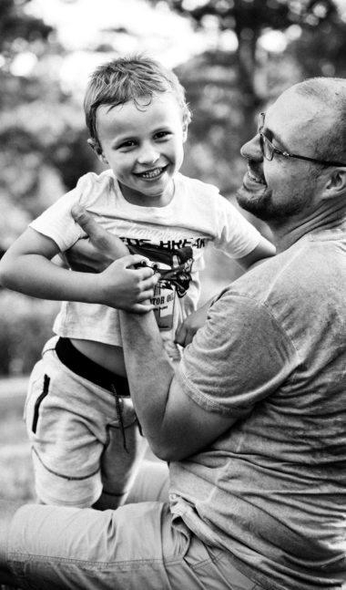 photo d'un papa avec son fils dans un parc à clermont ferrand par un photogrpahe professionnel