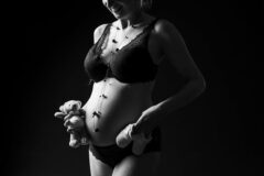 shooting grossesse en studio a clermont ferrand par un photographe professionnel, photographie noir et blanc