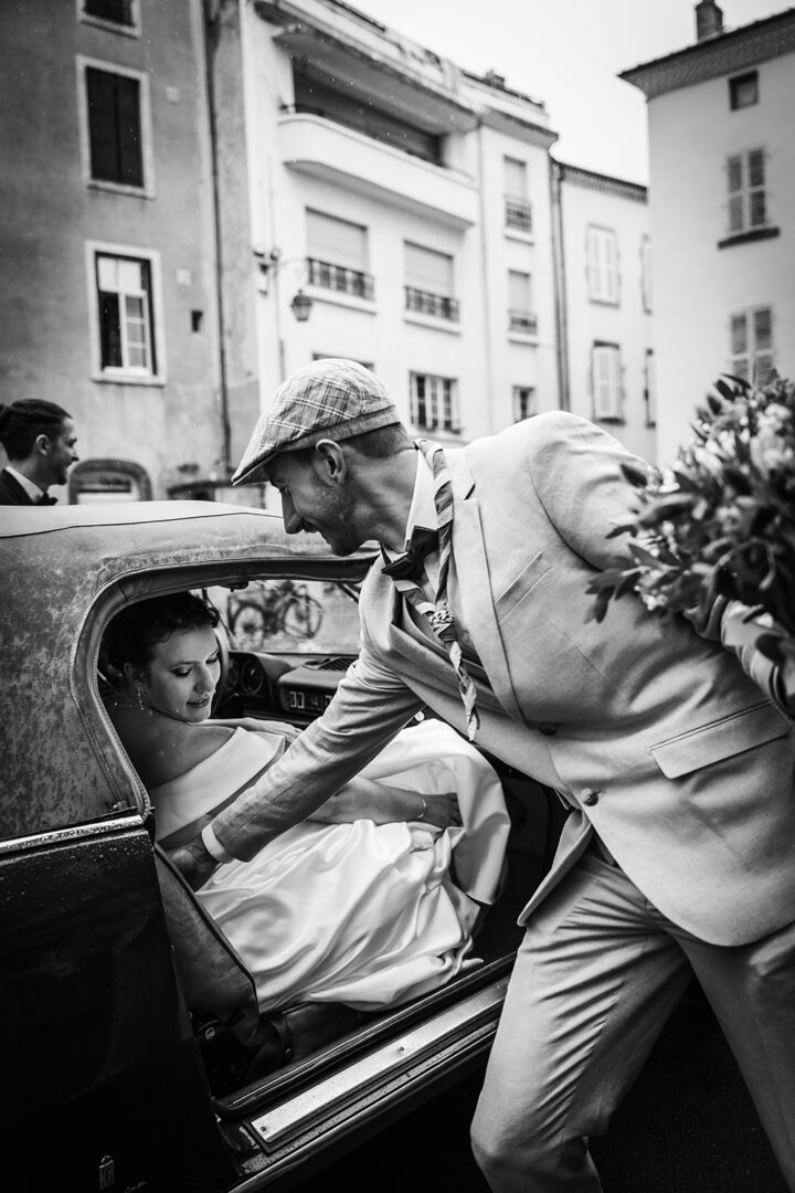 Mariage à Brioude : sortie de la mariée avant la cérémonie.