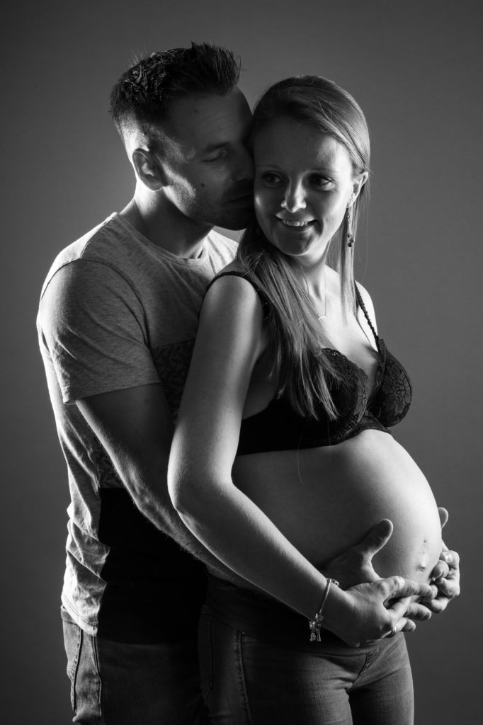 photographie d'un couple attendant un enfant, seance photo de grossesse en studio en centre ville de clermont ferrand chez un photographe
