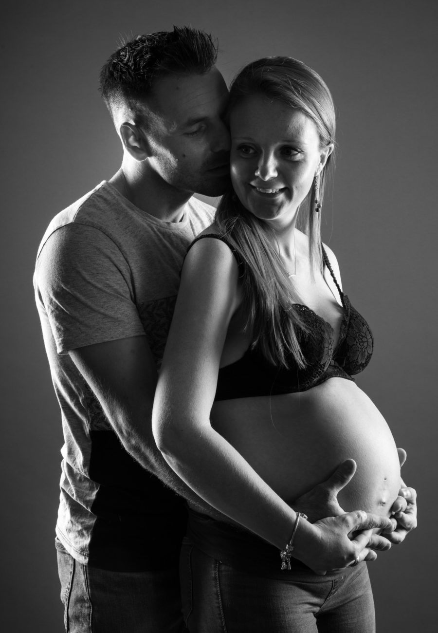 photographie d'un couple attendant un enfant, seance photo de grossesse en studio en centre ville de clermont ferrand chez un photographe