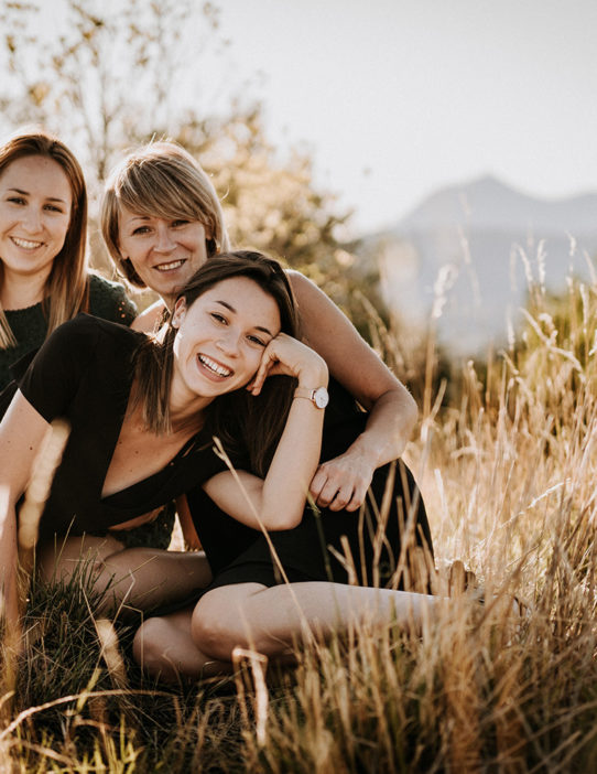 Seance photo d'une mere et ses deux grandes filles au plateau de gergovie pres de clermont ferrand par un photographe professionnel