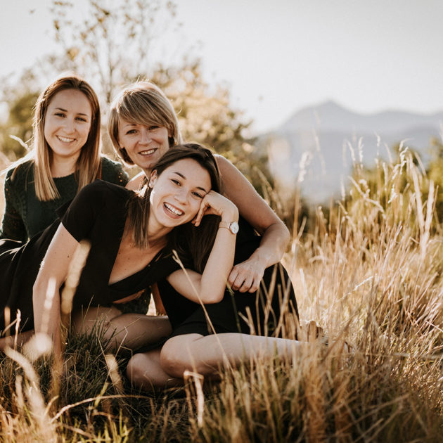 Seance photo d'une mere et ses deux grandes filles au plateau de gergovie pres de clermont ferrand par un photographe professionnel