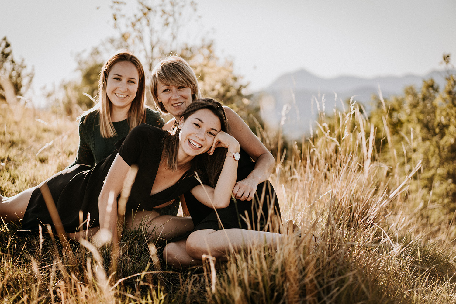 Seance photo d'une mere et ses deux grandes filles au plateau de gergovie pres de clermont ferrand par un photographe professionnel