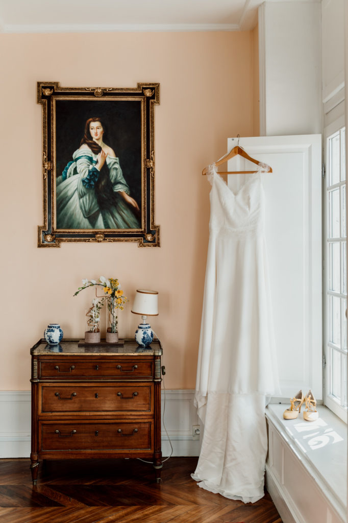 photographie mise en scene de la robe de la mariee au chateau de feligonde a sayat dans les chambres