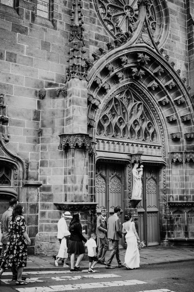 les mariés se dirigent vers l'église a riom, puy de dome, photographe professionnel auvergne