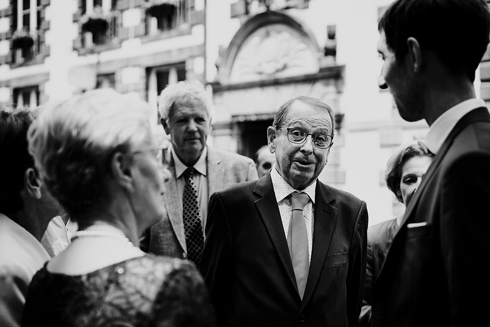 sourire d'un proche des maries devant la mairie de riom