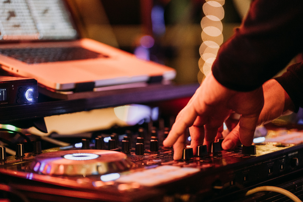 details de mains du dj pendant la soiree de mariage