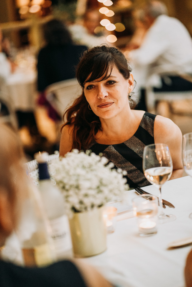 portrait lifestyle d'une invité pendant un mariage