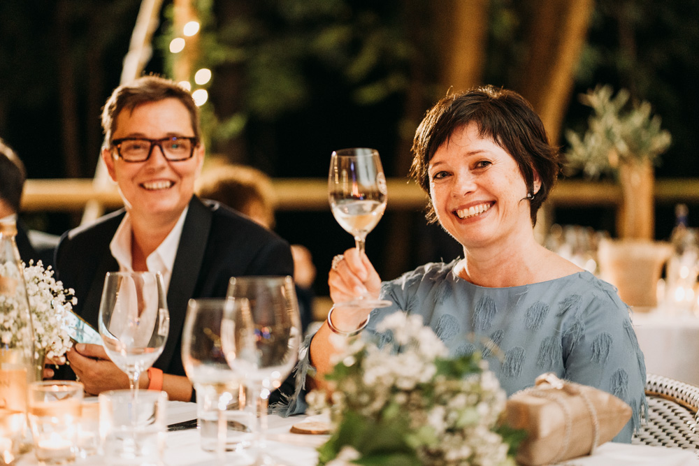 portrait spontané d'une invitée pendant un mariage