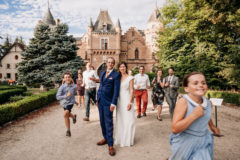 Chateau de Maulmont en auvergne, une photographie d'un groupe de mariage originale et décalée